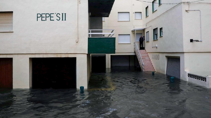 Una urbanización de Mareny de Barraquetes donde han caido hasta 150 litros, provocando inundaciones, desprendimientos de tierra y cortes en al menos tres carreteras.