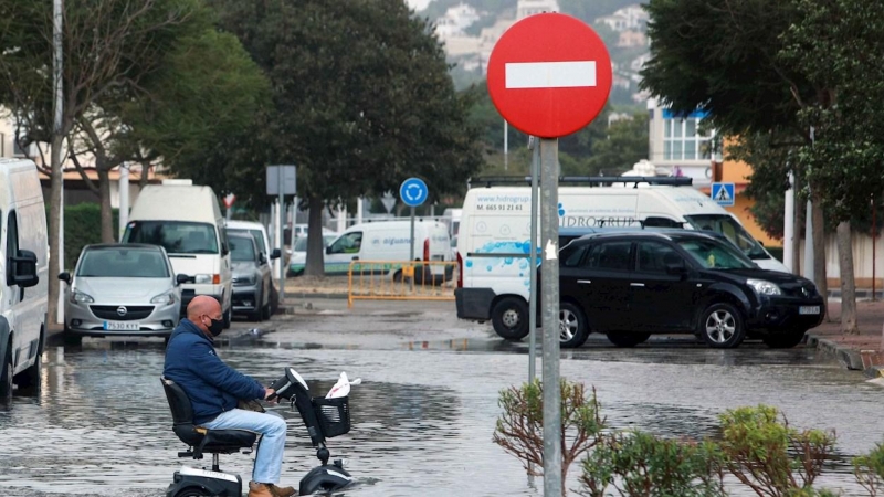Una calle junto al paseo marítimo de Jávea (Alacant). Según informa Emergencias de la Generalitat, los bomberos han tenido que intervenir esta madrugada ante la inundación de algunas calles.