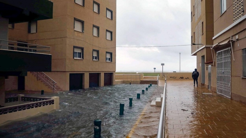 Una urbanización de Mareny de Barraquetes donde han caido hasta 150 litros, provocando inundaciones ,desprendimientos de tierra y cortes en al menos tres carreteras.