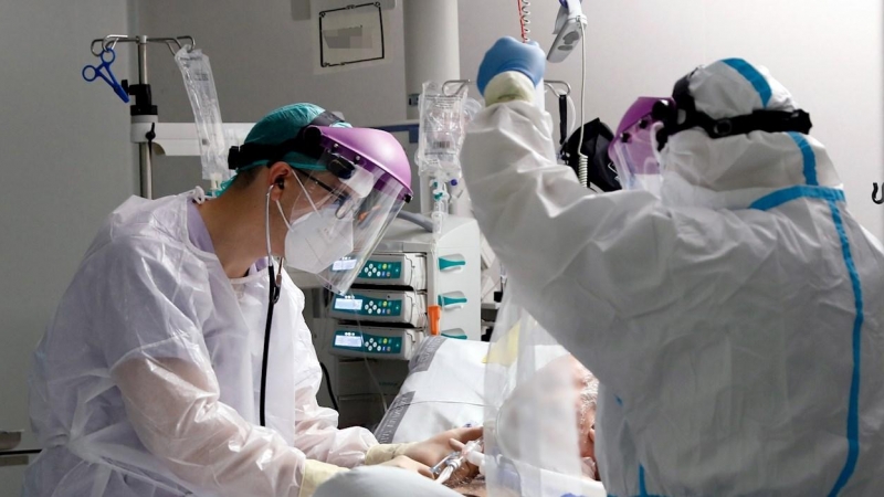 Personal sanitario atienden a un paciente en la Unidad de Cuidados Intensivos del Hospital La Fé de Valencia.