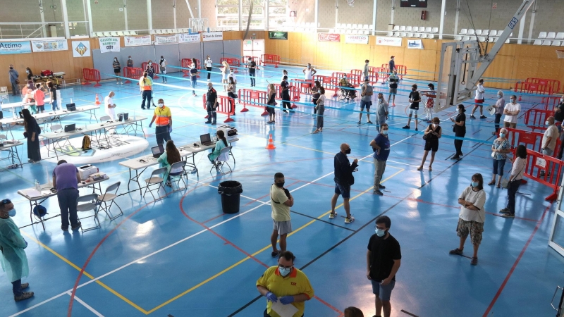 Personas haciendo cola en el cribado masivo de Santa Eugènia, en Girona.