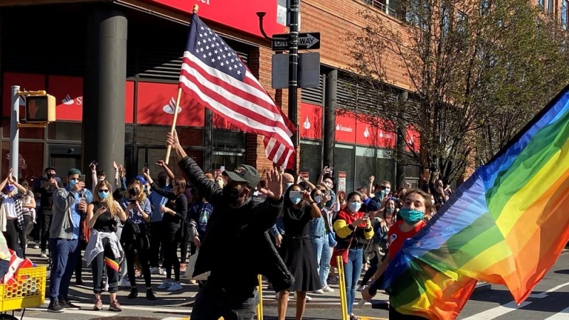 Celebración espontánea en las calles de Brooklyn cuando los medios han proyectado que Joe Biden será el próximo presidente de EEUU.