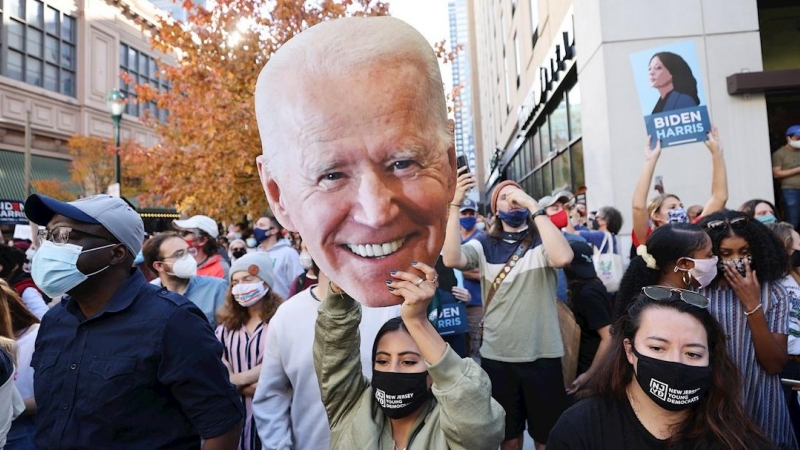 Simpatizantes demócratas celebran la victoria de Joe Biden en las elecciones de EEUU.