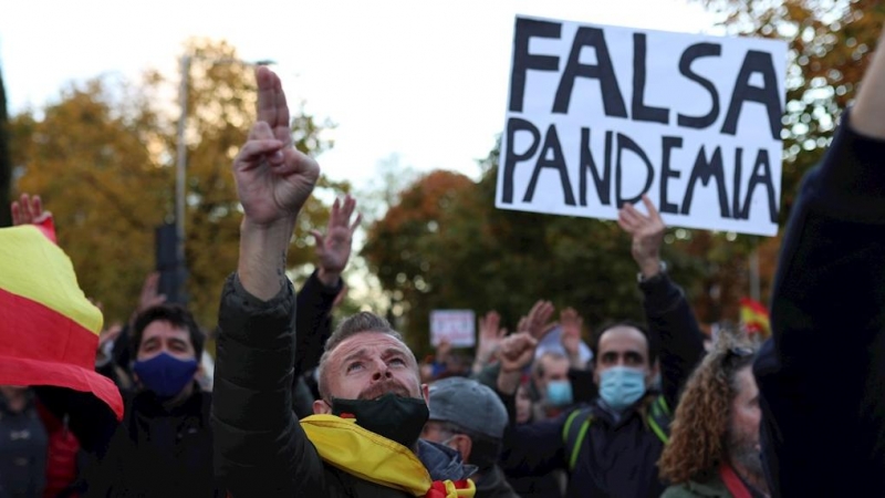 Negacionistas protestan en Madrid contra las mascarillas y la vacuna del coronavirus.