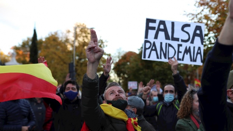 Negacionistas protestan en Madrid contra las mascarillas y la vacuna del coronavirus.