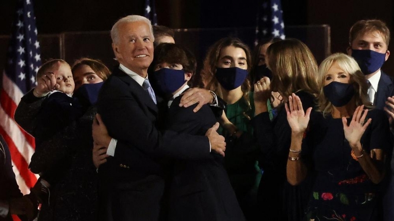Joe Biden durante su celebración como ganador de las elecciones a partir de las proyecciones de los medios de EEUU.