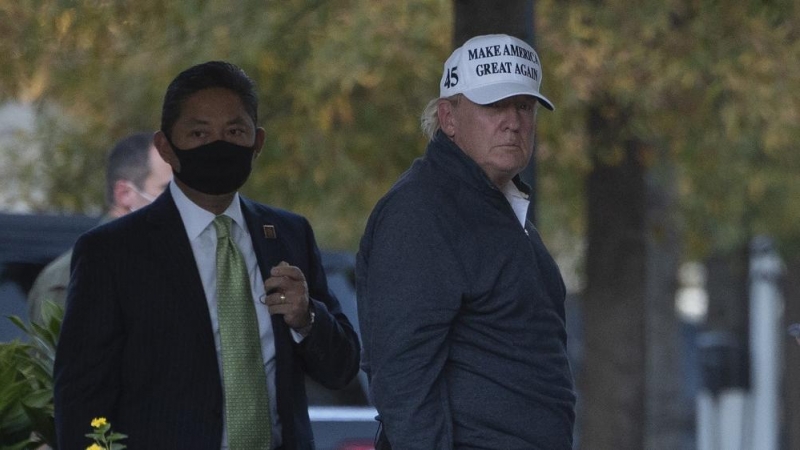 Trump jugaba al golf cuando supo que los medios daban como ganador a Joe Biden.