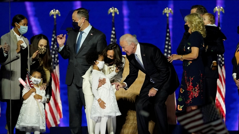 Joe Biden, su esposa Jill Biden y Kamala Harris celebran la victoria. - Andrew Harnik (Reuters)