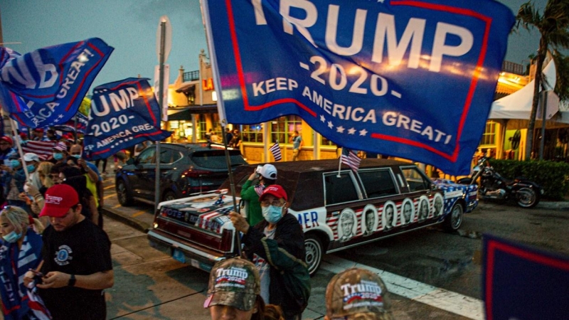 Comunidad latina manifestándose a favor de Trump.