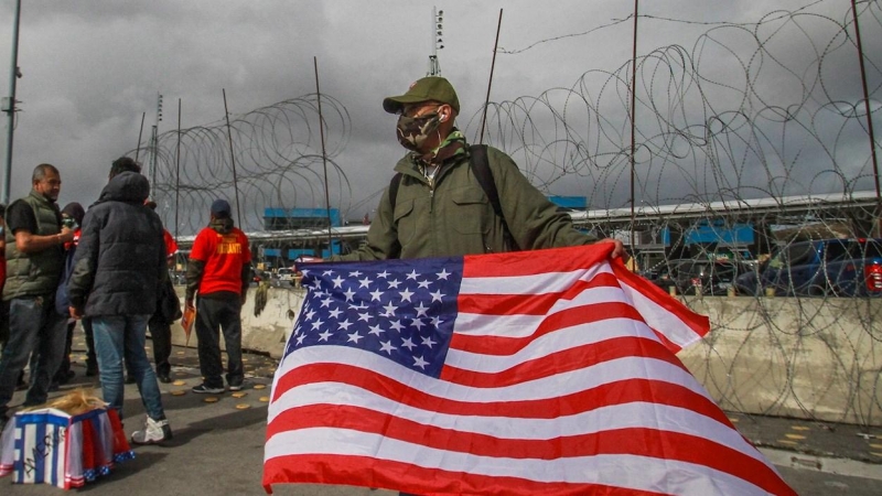 En la otra parte del muro, en la frontera con México, los asistentes celebran la victoria de Biden. - EFE