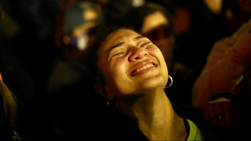 Una mujer llora tras conocer la victoria de Biden. - REUTERS