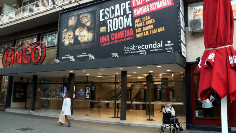 Entrada del Teatro Condal de Barcelona el día que se decretó el cierre.