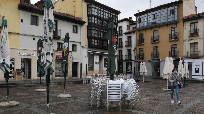 Mesas y sillas apiladas en León este viernes. - J. Casares (EFE)