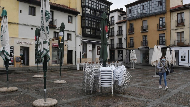 Mesas y sillas apiladas en León este viernes. - J. Casares (EFE)