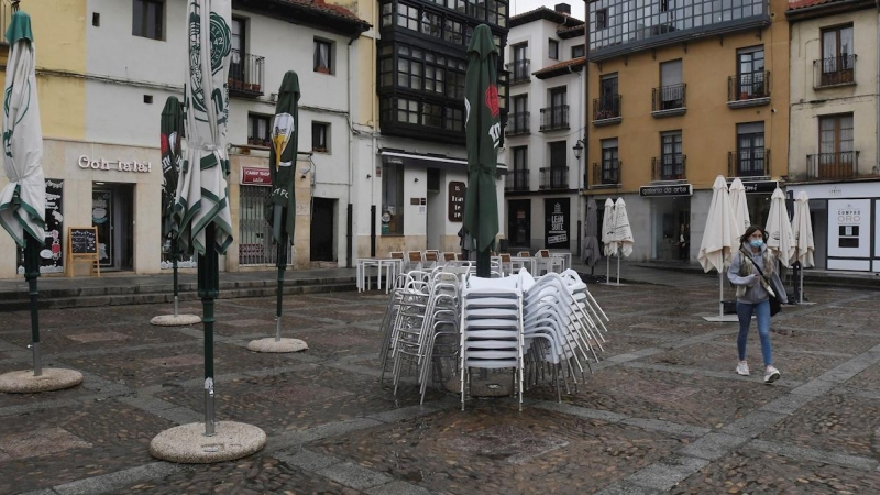 Mesas y sillas apiladas en León este viernes. - J. Casares (EFE)