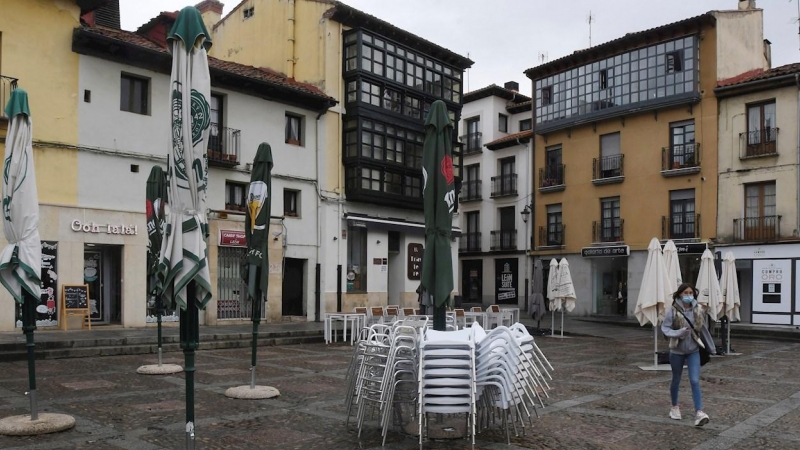 Mesas y sillas apiladas en León este viernes. - J. Casares (EFE)