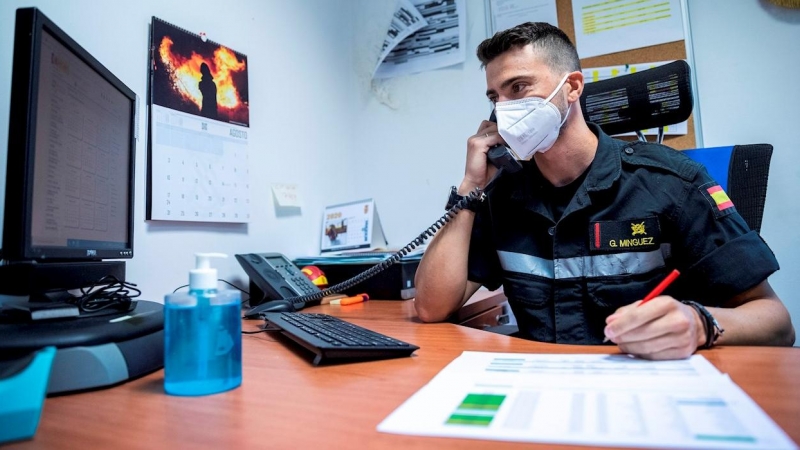 Un miembro de la UME realiza labores de rastreo de posibles contagios de covid-19, en la base aérea de Torrejon en Madrid.