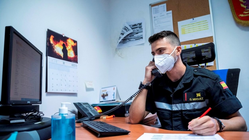 Un miembro de la UME realiza labores de rastreo de posibles contagios de covid-19, en la base aérea de Torrejon en Madrid.