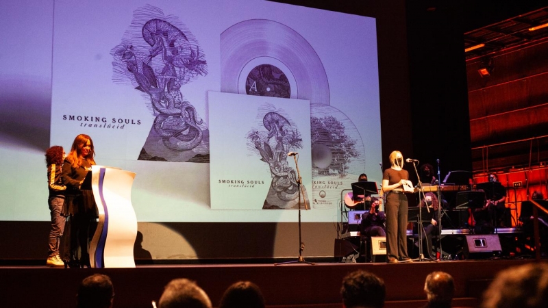 Moment de l'entrega al premi a Helga Pérez al millor disseny pel disc d'Smoking Souls.