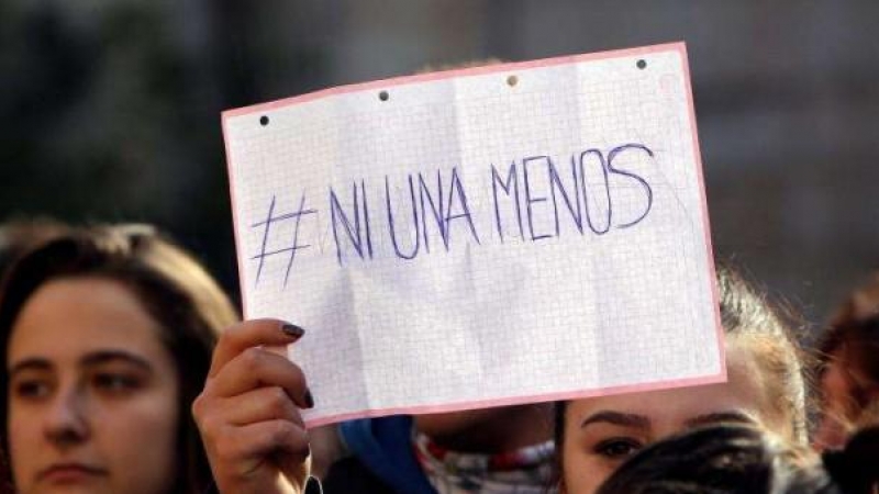 Pancartes amb lemes feministes a la manifestació del 8M a Madrid.