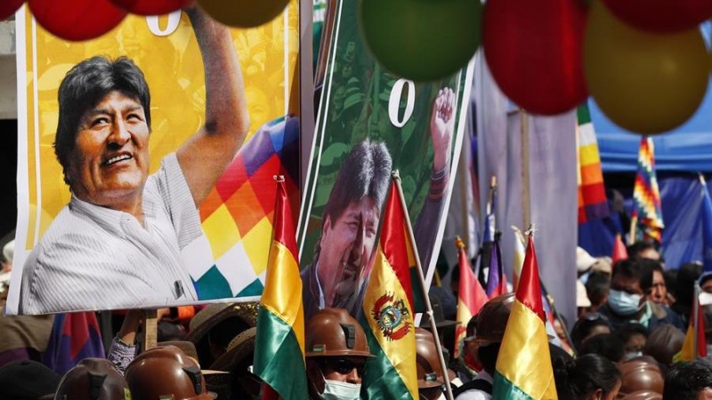 Simpatizantes del expresidente boliviano Evo Morales esperan su regreso al país hoy, en Villazón, población boliviana en la frontera con Argentina. El expresidente Morales culmina once meses de estancia en Argentina, donde recaló en 2019 tras dejar su paí