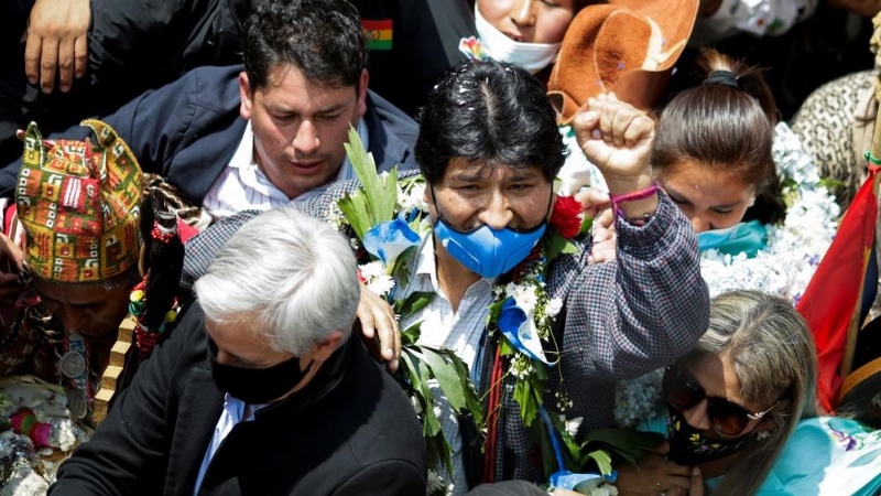 Evo Morales es abrazado por la multitud en su regreso a Bolivia.