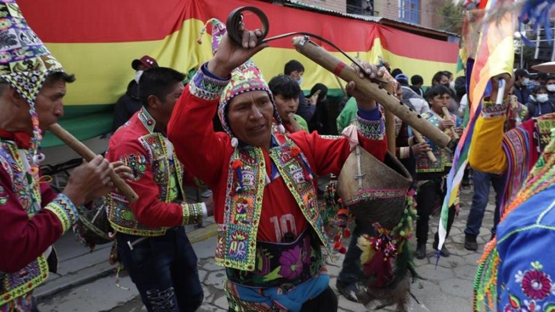 Simpatizantes del expresidente boliviano Evo Morales realizan danzas tradicionales mientras esperan su regreso al país hoy, en Villazón, población boliviana en la frontera con Argentina. El expresidente Morales culmina once meses de estancia en Argentina,