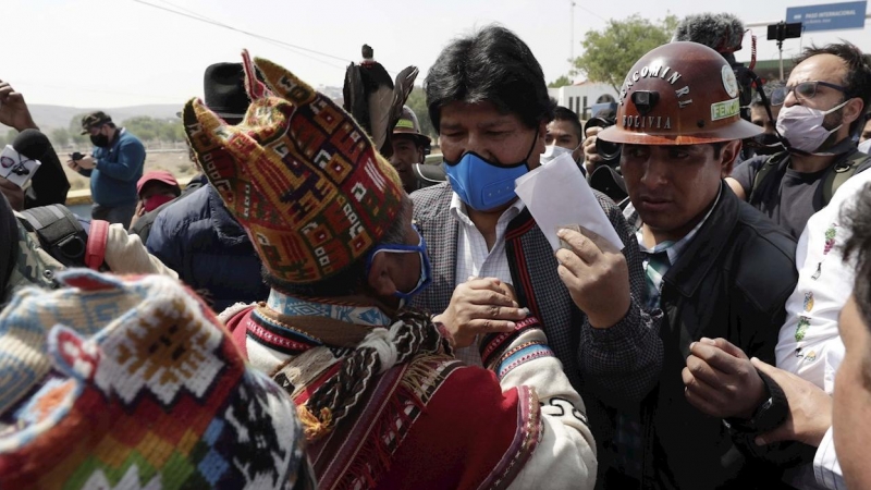 Evo Morales recibe una carta de un simpatizante nada más pisar de nuevo suelo boliviano.