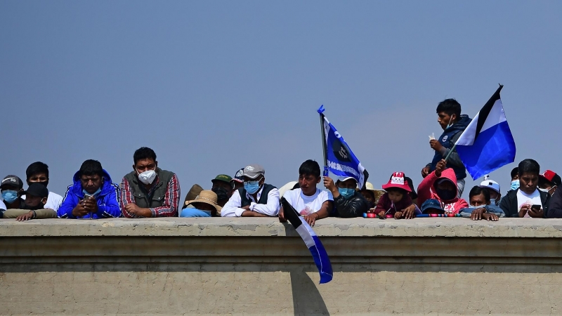 Simpatizantes de Evo Morales y el MAS, en la azotea de un edifico a la llegada del expresidente.