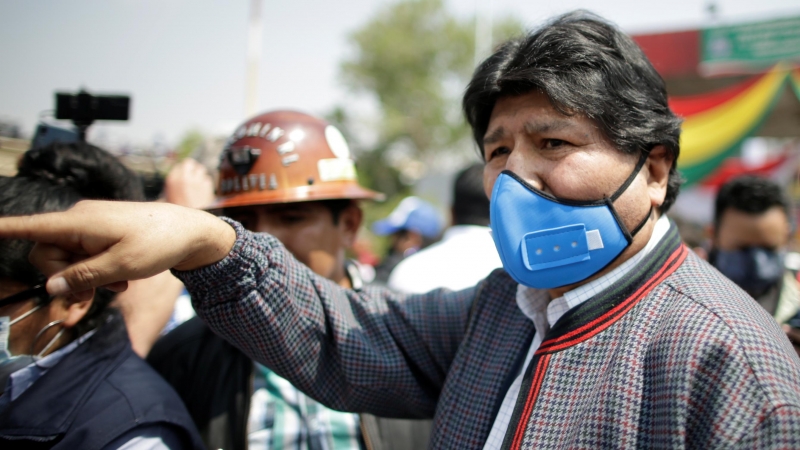 Evo Morales, rodeado por una multitud, en su regreso a Bolivia.