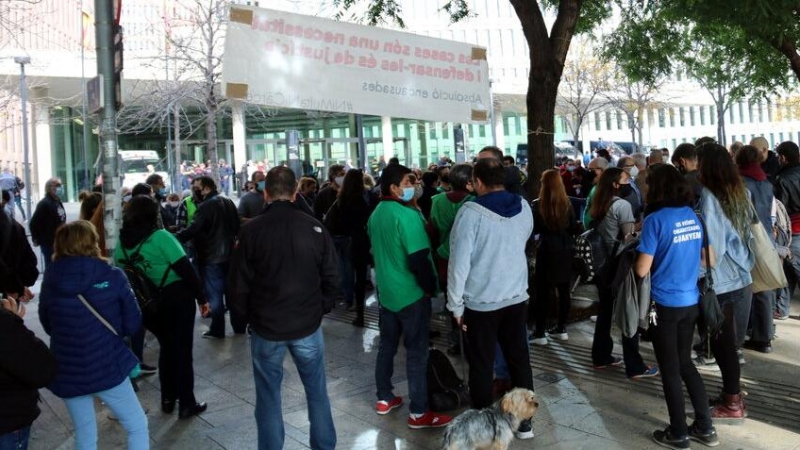 Desenes de persones han donat suport a la PAH davant la Ciutat de la Justícia pel judici per l'ocupació d'una oficina bancària.