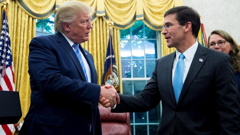 Donald Trump y Mark Esper