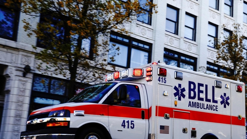 Imagen de una ambulancia en una calle de Milwaukee, Wisconsin (EEUU)