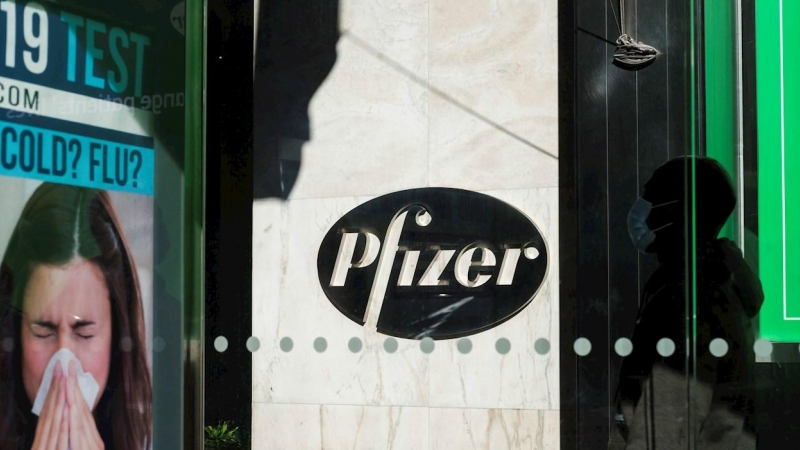 Un hombre pasea frente a la sede de la farmacéutica Pfizer, en Nueva York (Estados Unidos).
