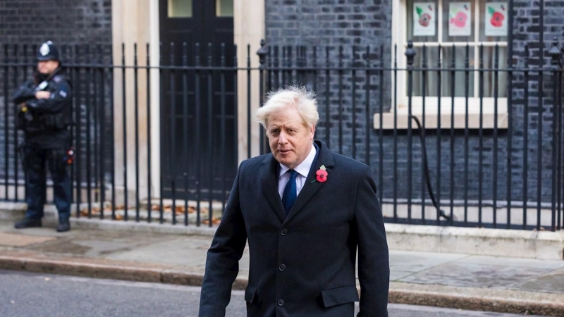 El primer ministro británico, Boris Johnson, sale de Downing Street para asistir al Servicio Nacional de Recuerdo, el Domingo del Recuerdo, en el Cenotafio en Westminster, Londres.