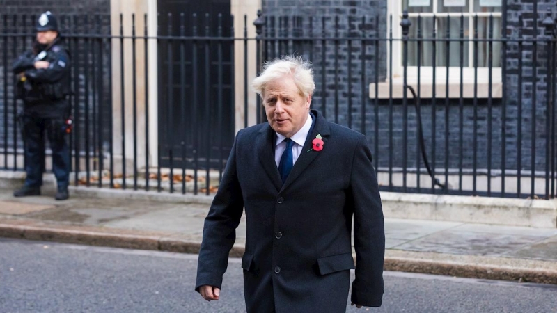 El primer ministro británico, Boris Johnson, sale de Downing Street para asistir al Servicio Nacional de Recuerdo, el Domingo del Recuerdo, en el Cenotafio en Westminster, Londres.