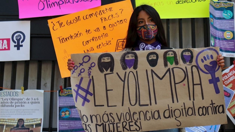 Colectivos feministas se manifiestan a favor de la Ley Olimpia frente a la sede del Senado mexicano, en Ciudad de México (México).