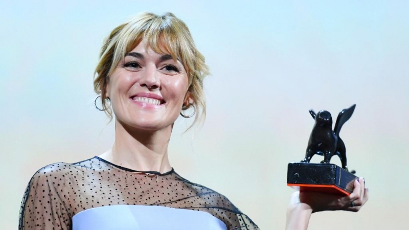 La actriz española Marta Nieto posee el Premio Orizzonti a la Mejor Actriz que recibió por la película 'Madre' durante la ceremonia de entrega de premios del 76 ° Festival de Cine de Venecia el 7 de septiembre de 2019 en el Lido de Venecia.