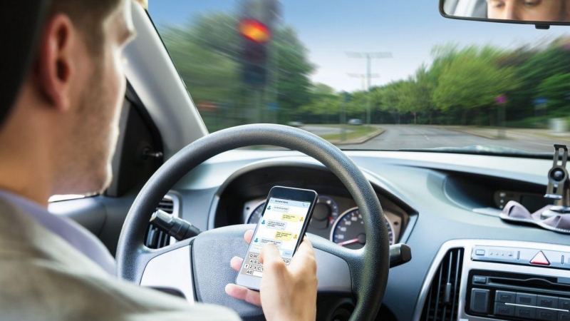 Usar el teléfono móvil al volante supondrá a partir de ahora la pérdida de seis puntos del carné de conducir.