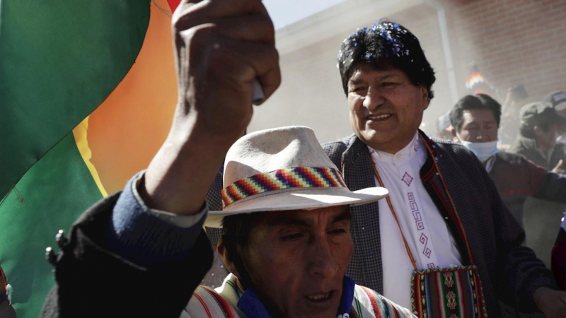 El expresidente de Bolivia Evo Morales saluda a sus seguidores en la localidad de Rio Mulato durante el recorrido de su caravana hacia Oruro (Bolivia).