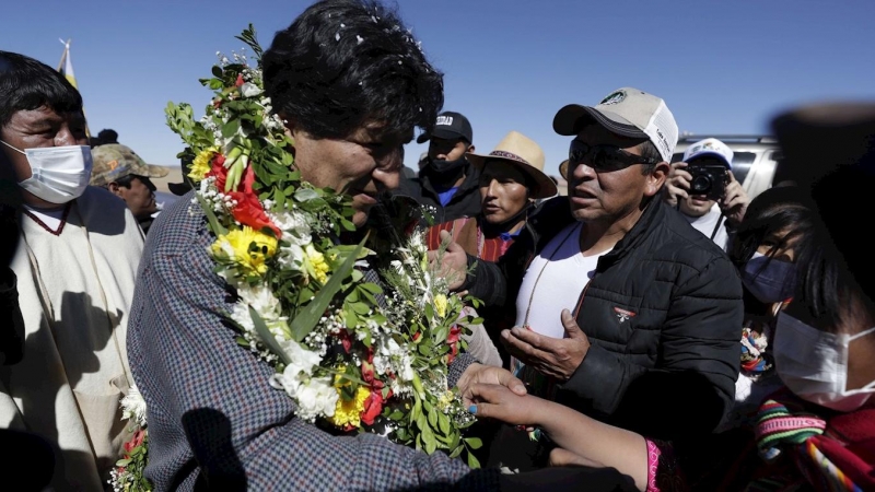 El expresidente de Bolivia Evo Morales saluda a sus seguidores en la localidad de Rio Mulato este martes durante el recorrido de su caravana hacia Oruro (Bolivia).