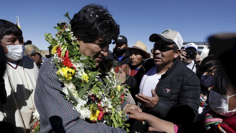 El expresidente de Bolivia Evo Morales saluda a sus seguidores en la localidad de Rio Mulato este martes durante el recorrido de su caravana hacia Oruro (Bolivia).