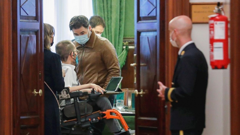 El portavoz de ERC, Gabriel Rufián (c), conversa con el portavoz de Unidas Podemos, Pabo Echenique (2i), en el Congreso en el marco de la reunión de la Junta de Portavoces, este martes.