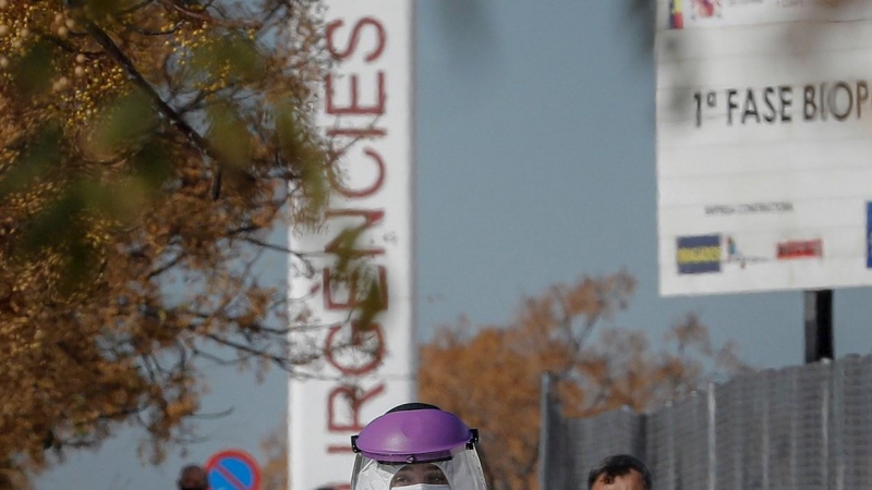 Una sanitaria protegida con EPI durante la realización de pruebas de detección de covid-19 frente al hospital de campaña de La Fe de València.