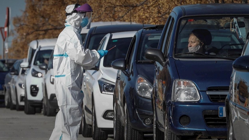 Decenas de coches hacen cola ante el hospital de campaña de La Fe de València para la realización de pruebas de detección de covid-19. El sistema de 'autocovid' permite agilizar la toma de muestras y minimizar riesgos de contagios.