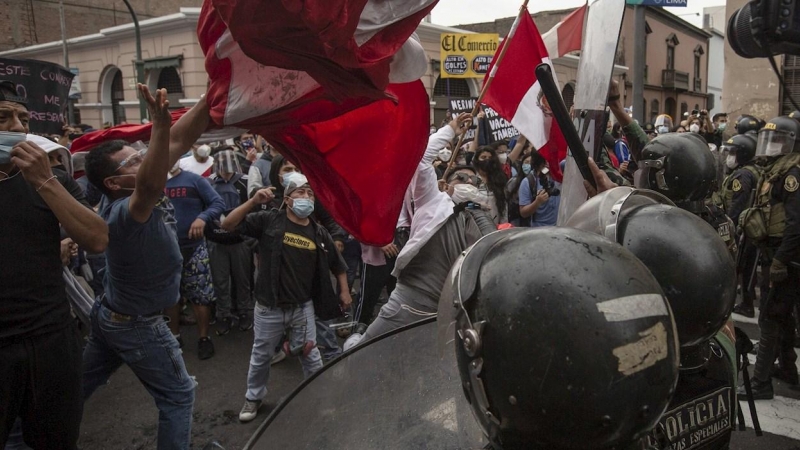 La policía dispersa a manifestantes que marchan hacia el Palacio de Gobierno y el Palacio Legislativo en Lima (Perú).