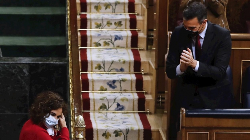 El presidente del Gobierno, Pedro Sánchez (d) aplaude a la ministra de Hacienda, María Jesús Montero (i) tras su intervención en el Pleno del Congreso que debate este miércoles el proyecto de ley de presupuestos generales del Estado para 2021.