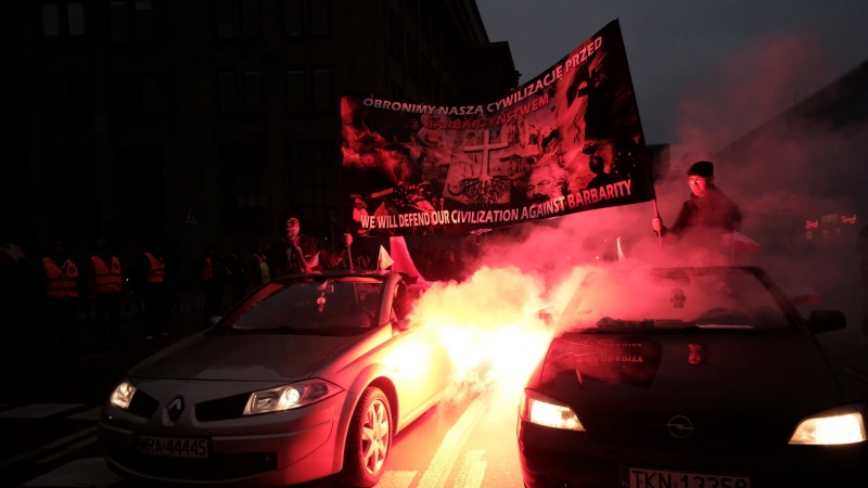 Los manifestantes sostienen una pancarta mientras viajaban en automóviles durante una marcha para conmemorar el Día de la Independencia polaca.