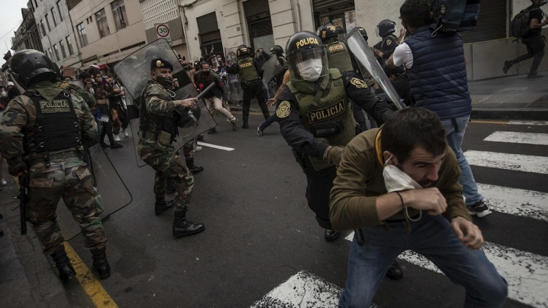 La policía dispersa a manifestantes que marchan hacia el Palacio de Gobierno y el Palacio Legislativo, en Lima (Perú)