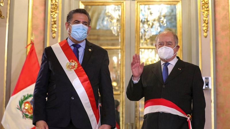El presidente peruano, Manuel Merino (izq.), con Antero Flores-Araoz (der.) tras jurar como nuevo presidente del Consejo de Ministros, en Palacio de Gobierno en Lima.
